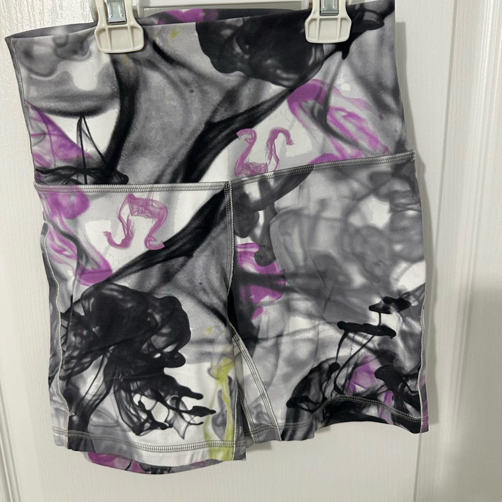 Lulu bike shorts in perfect conditions and super clean